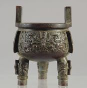 A SMALL CHINESE BRONZE CIRCULAR CENSER.