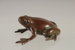 A JAPANESE BRONZE FROG. 1.5ins.