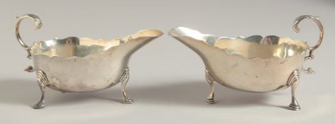 A GOOD PAIR OF VICTORIAN SILVER SAUCE BOAT. London 1890.