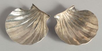 A SMALL PAIR OF ITALIAN .900 SILVER BUTTER SHELLS.