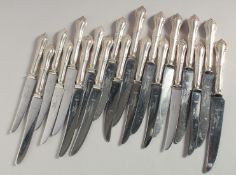 TWENTY VARIOUS GEORGIAN KING PATTERN KNIVES.