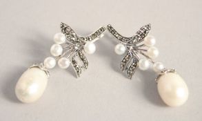 A PAIR OF SILVER MARCASITE AND PEARL EARRINGS.