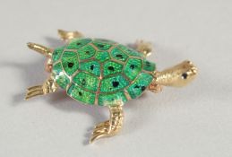 A 14CT YELLOW GOLD AND ENAMEL TORTOISE BROOCH.