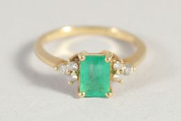 AN 18CT GOLD EMERALD AND DIAMOND RING.