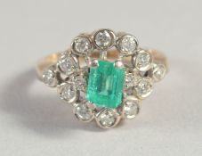 A 14CT YELLOW GOLD SQUARE EMERALD AND DIAMOND RING.