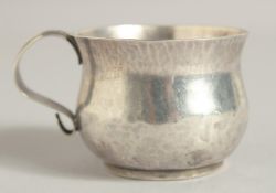 A EXTREAMLY RARE WILLIAM AND MARY NORWICH SILVER CIRCULAR TOT with reeded handle. 2.25ins