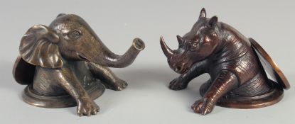 A SMALL PAIR OF BRONZE ELEPHANTS AND RHINO PLAQUES.
