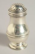 A GEORGE I SILVER BUN PEPPER. London 1722. Maker: William Fleming.