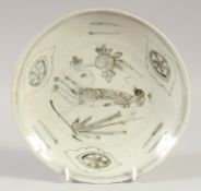 A CHINESE MING DYNASTY BLUE AND WHITE PLATE, 20.5cm diameter.