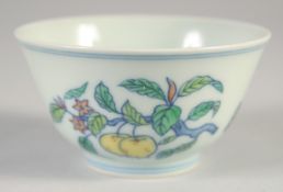 A CHINESE DOUCAI PORCELAIN CUP, six-character mark to base, 8cm diameter.