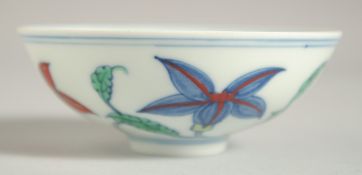 A CHINESE MING STYLE DOUCAI CUP, 9cm diameter.