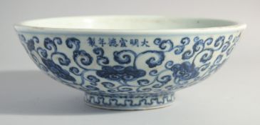 A LARGE CHINESE MING STYLE BLUE AND WHITE PORCELAIN BOWL, with six-character mark to rim, 28.5cm
