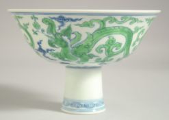 A CHINESE MING STYLE PORCELAIN PEDESTAL BOWL, painted with 'kui dragons', with six-character mark to