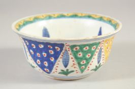 A TURKISH KUTAHYA POTTERY BOWL, 13.5cm diameter.