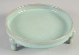 A CHINESE RU WARE STYLE TRIPOD DISH, 14cm diameter.