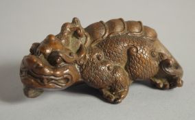 A JAPANESE BRONZE OKIMONO KYLIN, 9cm long.