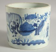 A 19TH CENTURY CHINESE BLUE AND WHITE PORCELAIN BRUSH POT, decorated with figures, 17cm high.