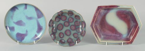 A COLLECTION OF CHINESE JU WARE DISHES AND STAND, comprising one circular dish, one ribbed petal-