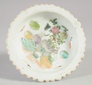 A CHINESE LATE QING DYNASTY FAMILLE ROSE PORCELAIN STAND, 12cm diameter.