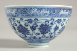 A CHINESE MING STYLE BLUE AND WHITE CUP, character mark to interior centre, 9cm diameter.