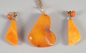 AN AMBER PENDANT NECKLACE AND PAIR OF AMBER EARRINGS, (3).