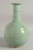 A LARGE CHINESE CELADON CRACKLE GLAZE VASE, 32cm high.