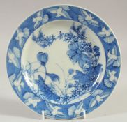 A CHINESE BLUE AND WHITE PLATE, 21cm diameter.