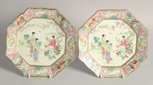 A PAIR OF EARLY 20TH CENTURY JAPANESE FAMILLE ROSE PORCELAIN OCTAGONAL PLATES, with frilled rims,