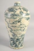 A CHININESE BLUE AND WHITE PORCELAIN MEIPING VASE, decorated with warriors on horseback, bearing