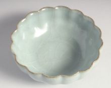 A SMALL CHINESE RIBBED CELADON CRACKLE GLAZE BOWL, 11.5cm diameter.