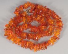 AN AMBER BEAD NECKLACE.