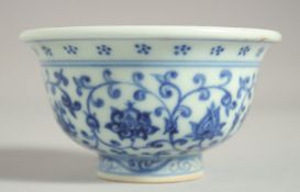 A CHINESE MING STYLE BLUE AND WHITE CUP, character mark to interior centre, 9.5cm diameter.