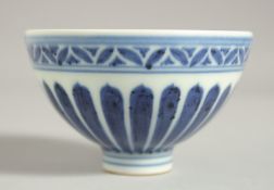 A CHINESE MING STYLE BLUE AND WHITE CUP, 9cm diameter.