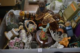 A quantity of decorative items.