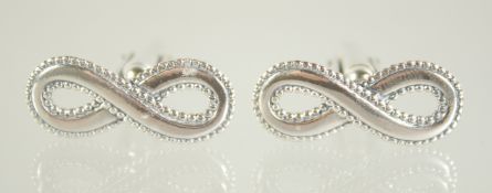 A PAIR OF SILVER INFINITY LOOP CUFFLINKS.
