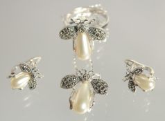 A SILVER AND MOTHER OF PEARL RING, EARRINGS AND PENDANT.