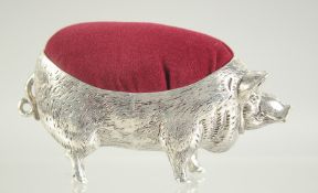 A LARGE NOVELTY WHITE METAL PIG PIN CUSHION, 10cm long.
