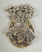 A SILVER HORSE AND SHOE PENDANT AND CHAIN.