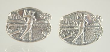 A PAIR OF SILVER GOLFING CUFFLINKS.