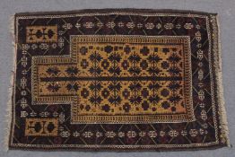 A FINE BALOCH CAMEL WOOL PRAYER RUG, with tree of life stylised motif to the centre, 126cm x 87cm.