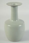 A CHINESE CELADON GLAZE VASE, 22cm high.