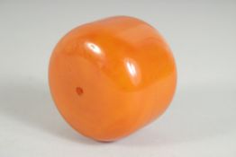 A LARGE SINGLE AMBER BEAD.