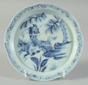 A CHINESE MING STYLE BLUE AND WHITE PORCELAIN DISH, 16.5cm diameter.