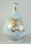 A LARGE CHINESE BLUE AND WHITE OCEAN WAVE YUHUCHUNPIN VASE, decorated with gilt dragon and
