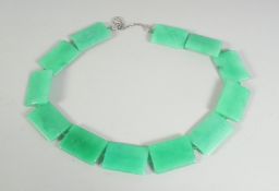 A JADE / JADITE NECKLACE.