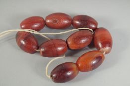 AN AGATE BEADED NECKLACE.