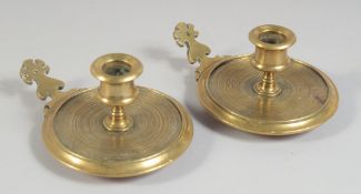 A GOOD PAIR OF 18TH CENTURY TURNED BRASS CHAMBER CANDLESTICKS. 3.5ins diameter.