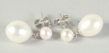 A PAIR OF 18CT GOLD PEARL DROP EARRINGS.