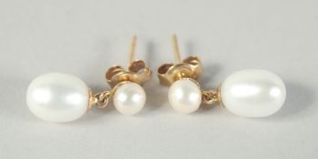 A PAIR OF 18CT GOLD PEARL DROP EARRINGS