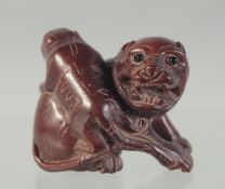 A CARVED WOOD DOG OF FO NETSUKE. 3.5CM